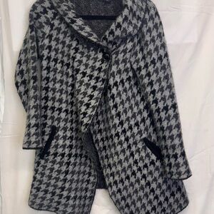 Tahari Black and Gray Houndstooth Cape